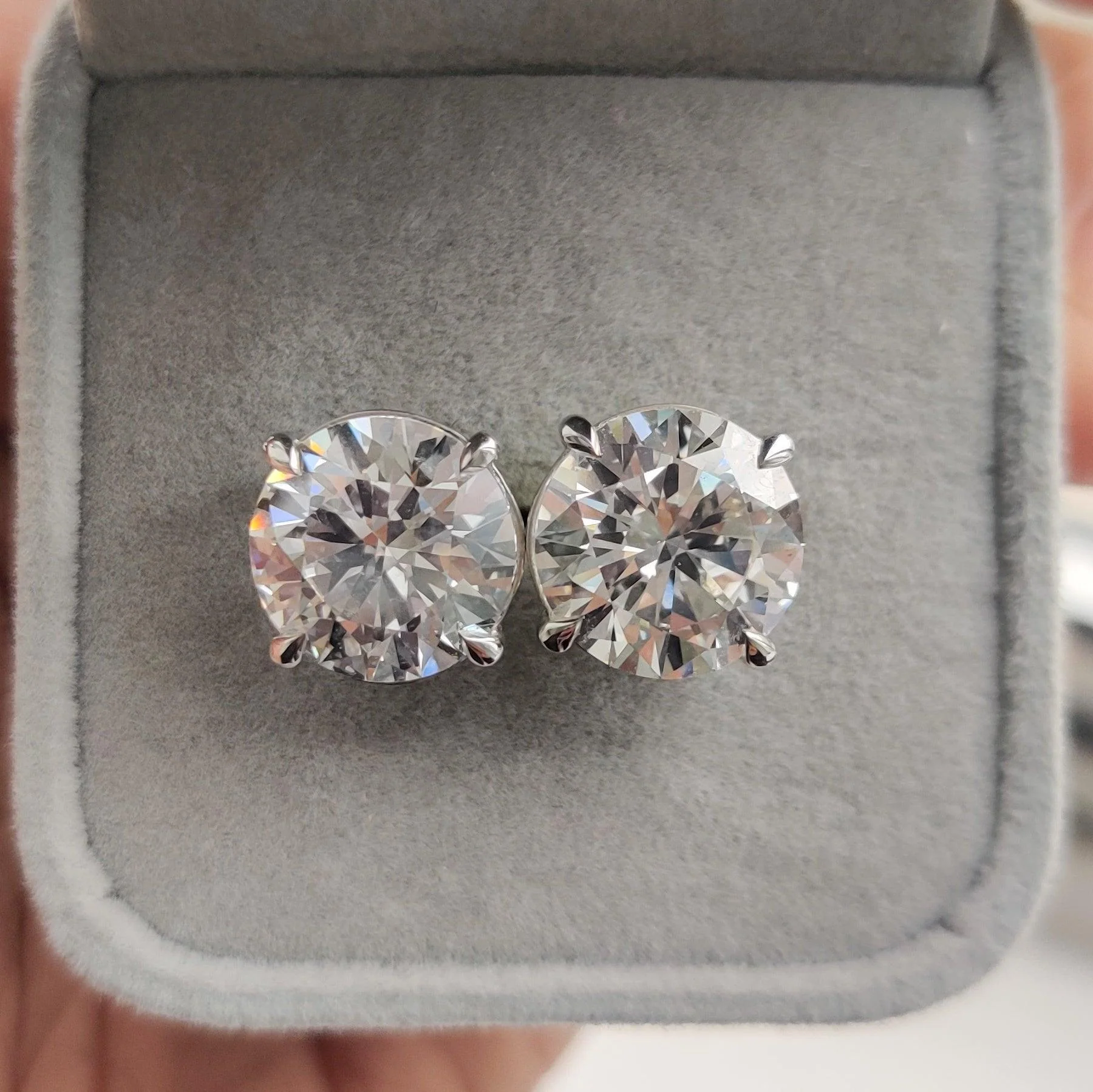 10Ct E/VS1 Big Round Diamond Stud Earrings in 18k White Gold (IGI Cerified) - Image 4