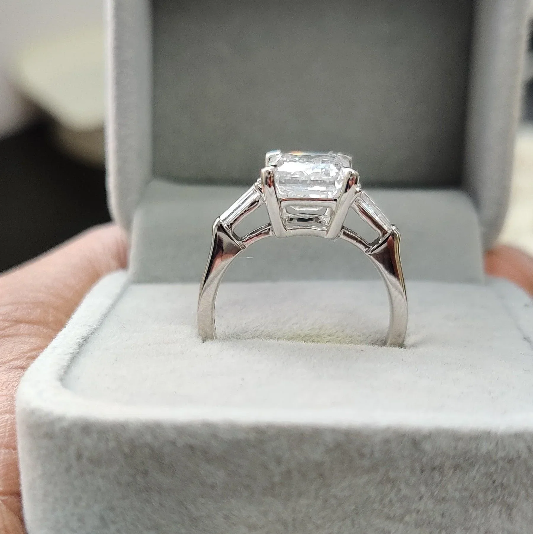 IGI Certified 4.75Ct F/VS Emerald Cut Diamond Trilogy Engagement Ring - Image 2