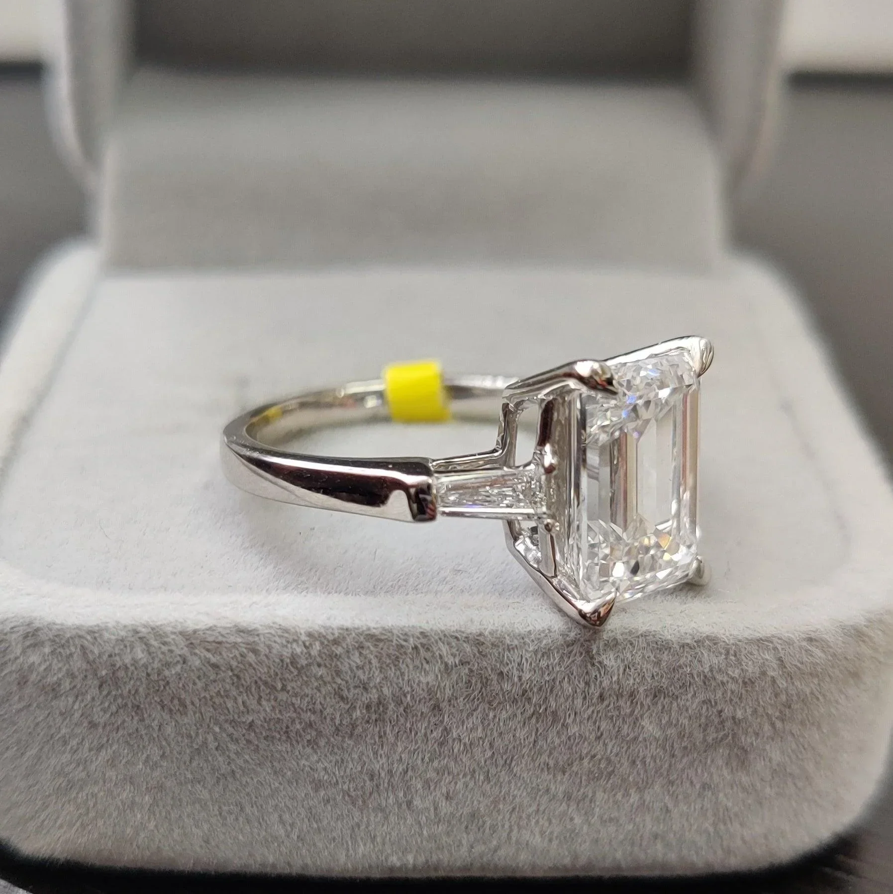 IGI Certified 4.75Ct F/VS Emerald Cut Diamond Trilogy Engagement Ring - Image 4