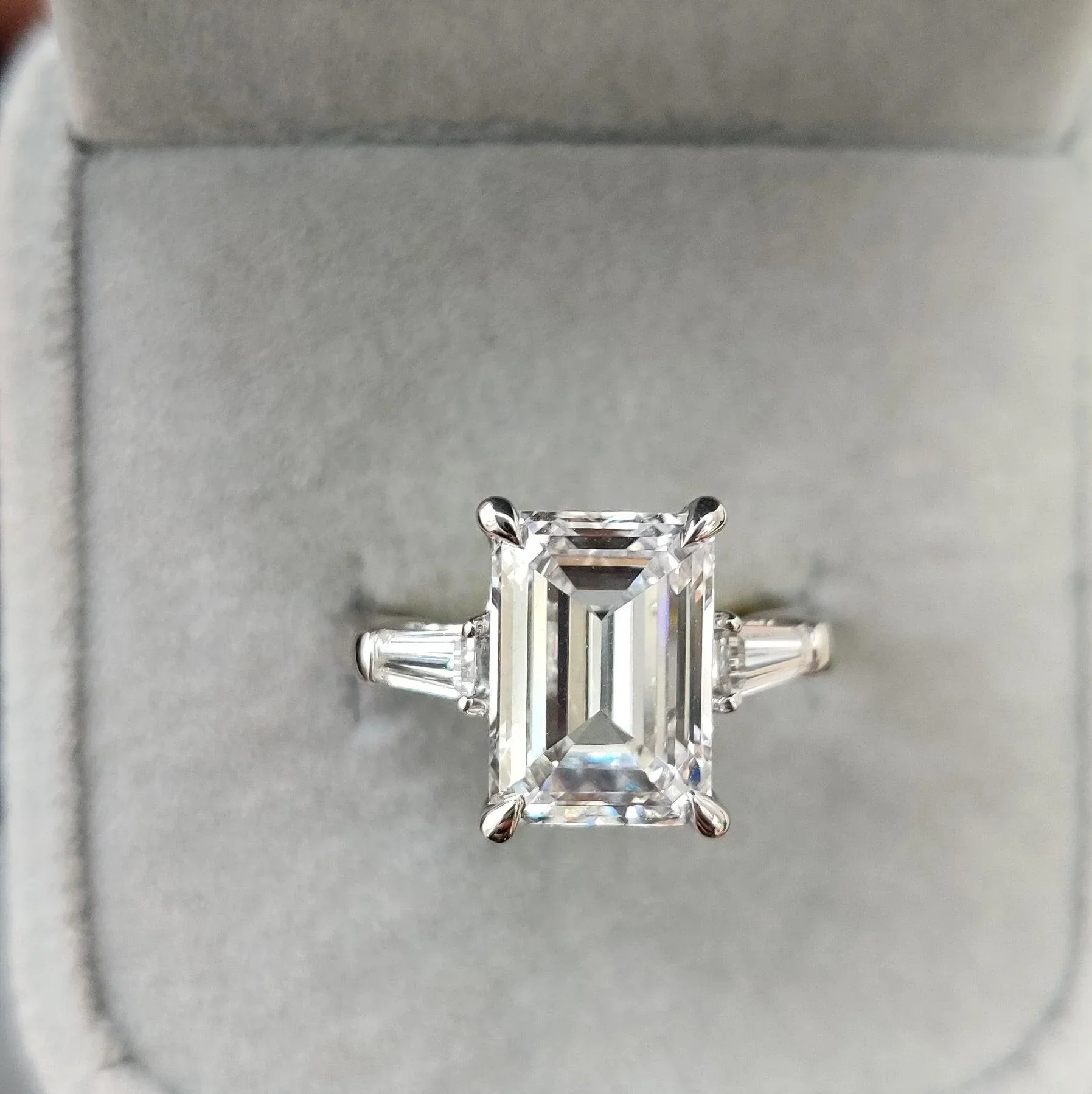 IGI Certified 4.75Ct F/VS Emerald Cut Diamond Trilogy Engagement Ring - Image 5