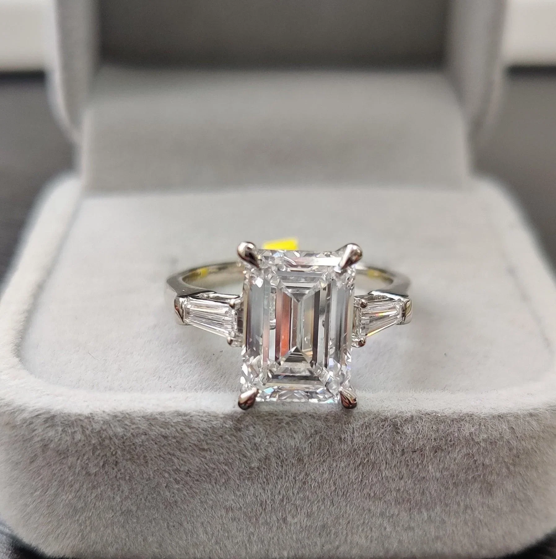 IGI Certified 4.75Ct F/VS Emerald Cut Diamond Trilogy Engagement Ring - Image 7