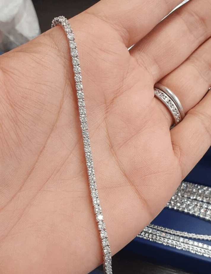 D/VVS 2.50 ct Lab Diamond Claw Set Tennis Bracelet in 9k Gold 7in - Image 10