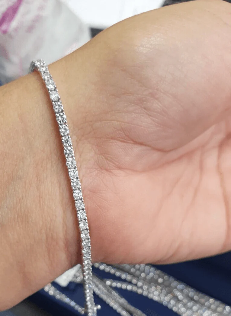 D/VVS 2.50 ct Lab Diamond Claw Set Tennis Bracelet in 9k Gold 7in - Image 9