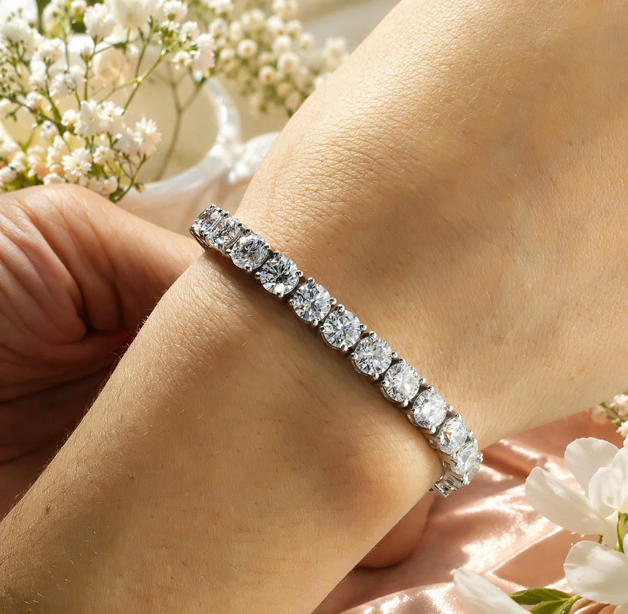 D/VS 25.00 ct Lab Diamond Claw Set Tennis Bracelet in 9k Gold