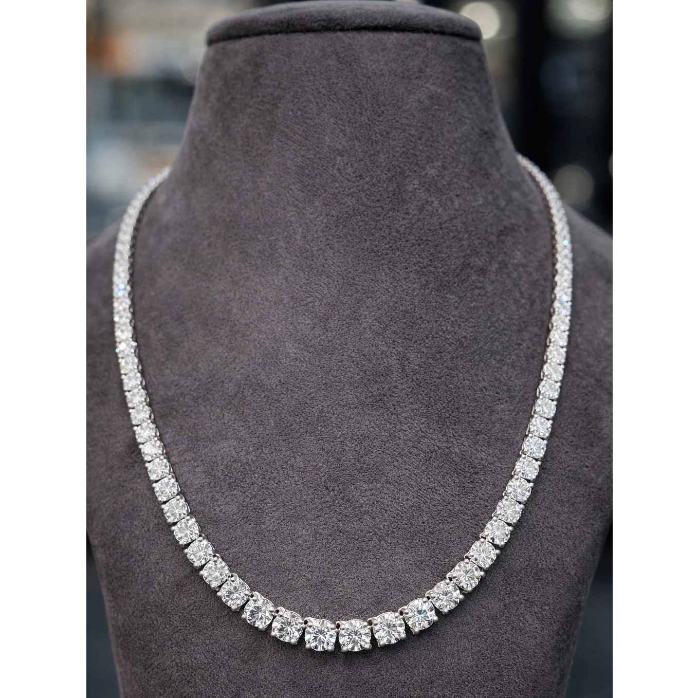 22ct Round Diamond Graduated Necklace – White Gold, D/VS