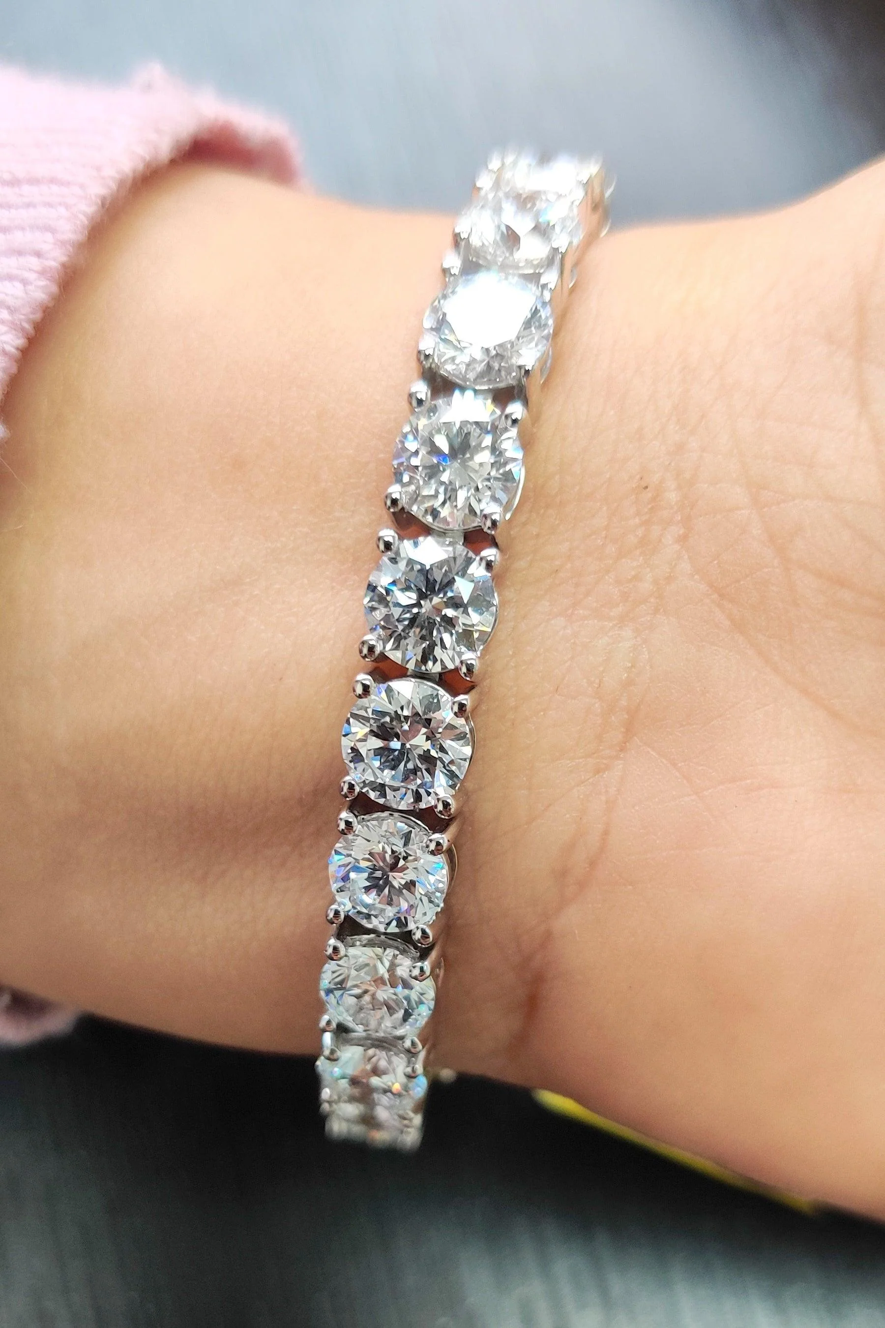 35.00ct D/VS Round Lab Grown Diamond Tennis Bracelet in Platinum - Image 4