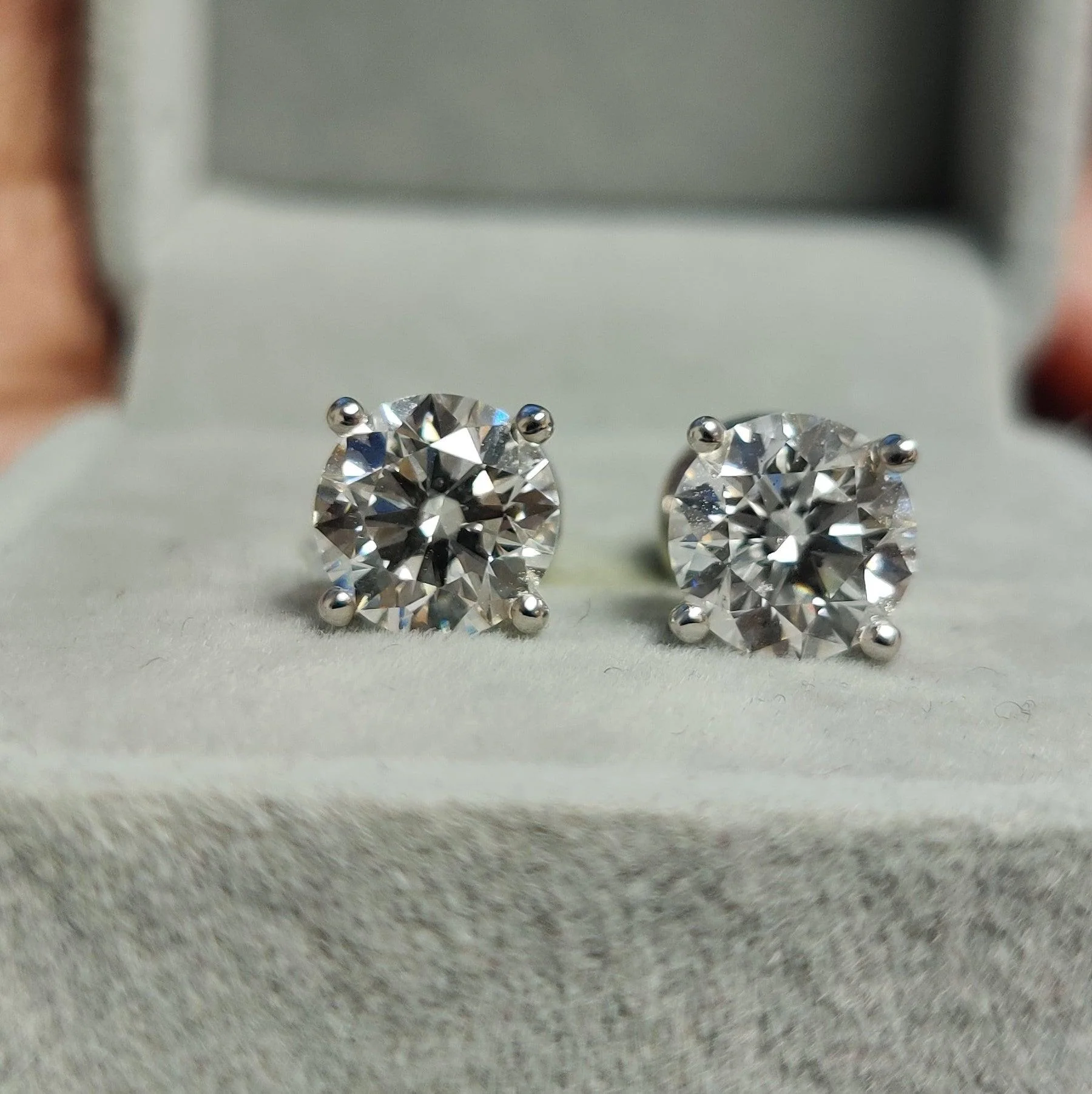 4.00ct Round Diamond Stud Earrings In Platinum, E/VS (IGI Certified) - Image 2