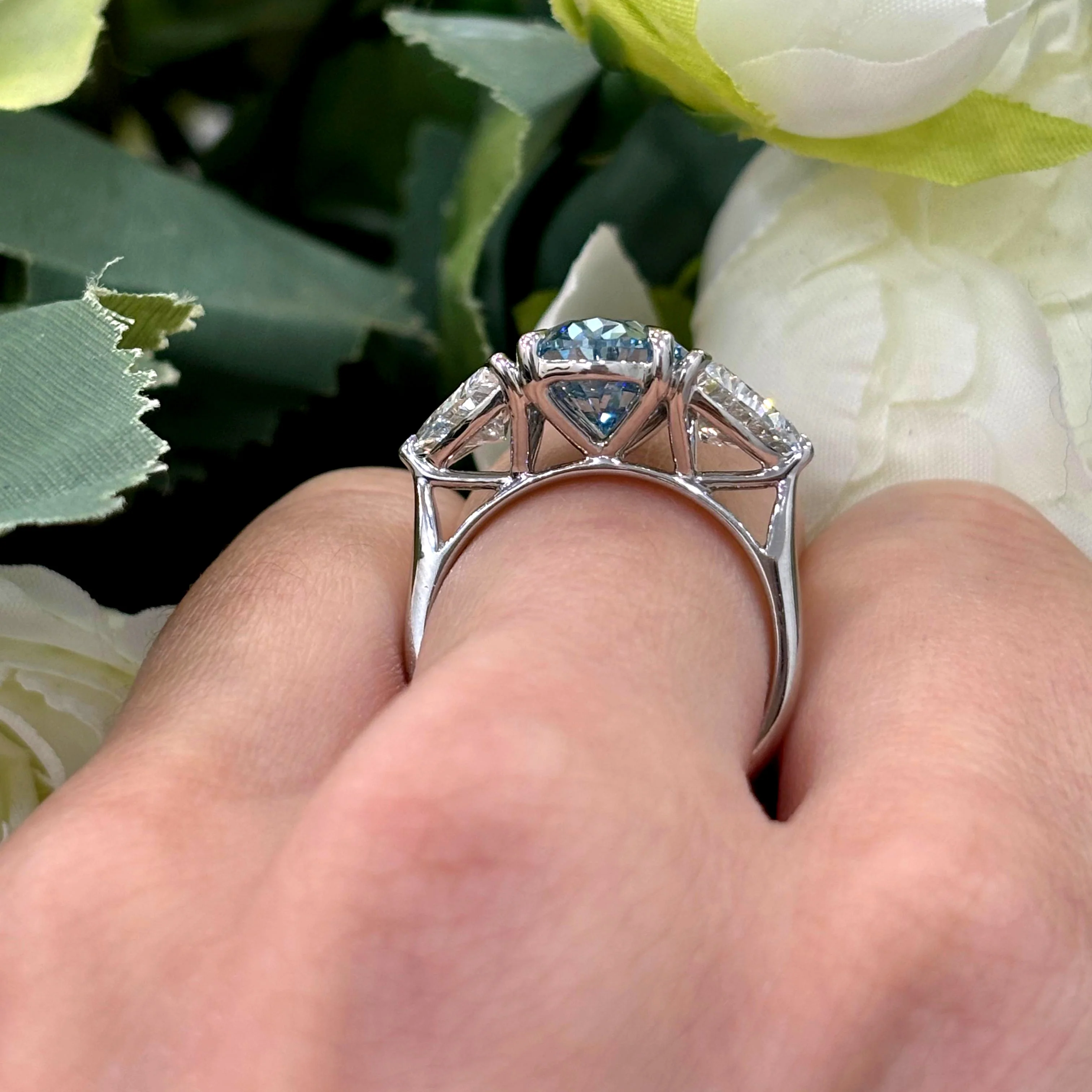6.05 Carat IGI Lab Fancy Vivid Blue Oval & Side Trillion Diamond Three-Stone Ring In Platinum - Image 2