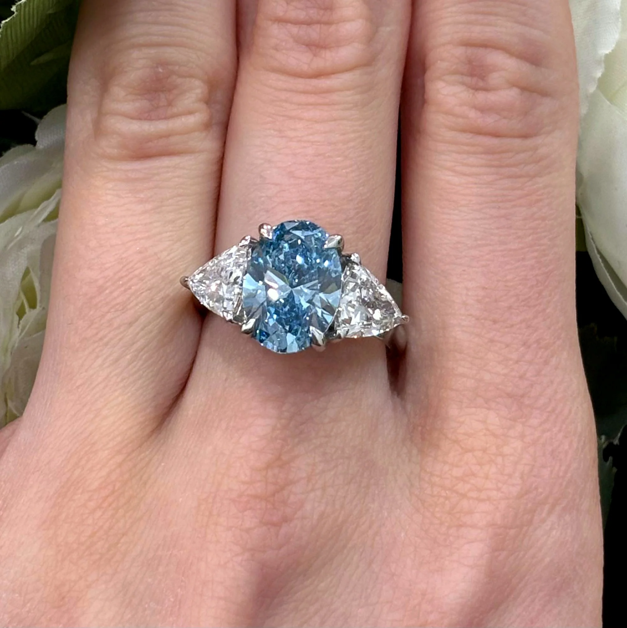 6.05 Carat IGI Lab Fancy Vivid Blue Oval & Side Trillion Diamond Three-Stone Ring In Platinum - Image 3