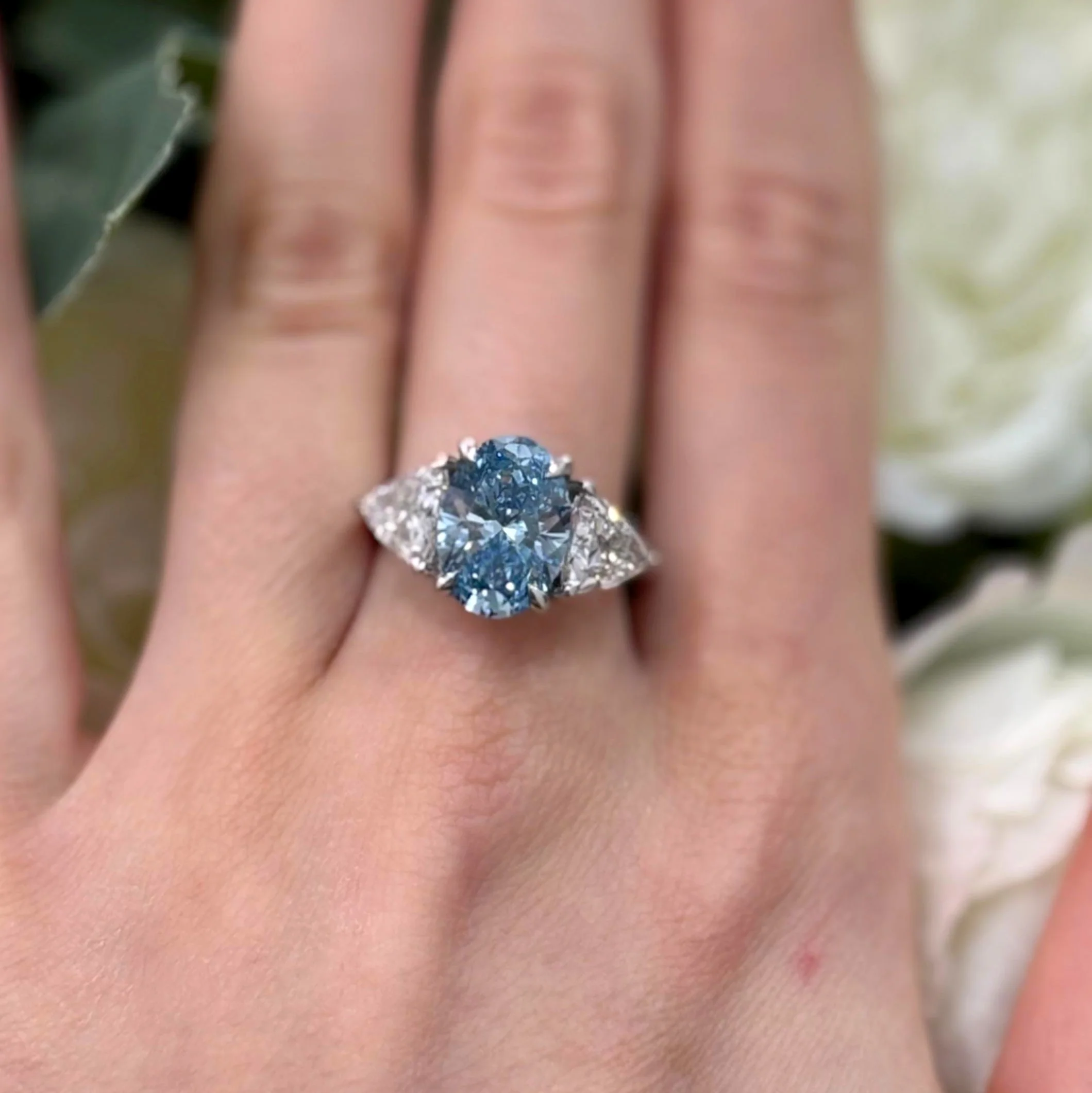 6.05 Carat IGI Lab Fancy Vivid Blue Oval & Side Trillion Diamond Three-Stone Ring In Platinum - Image 4