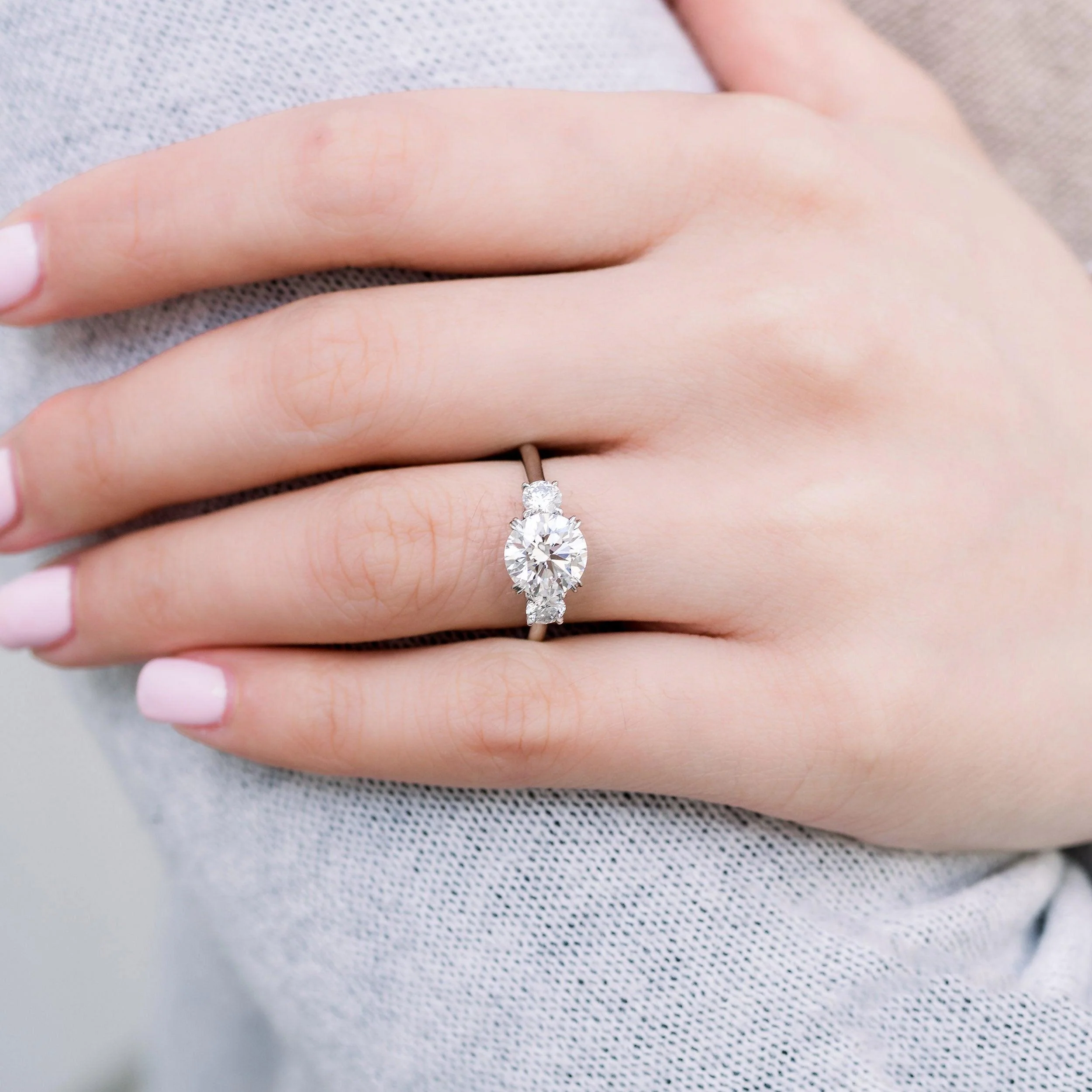 Best Seller ! D/VS 2.00ct-3.00ct Classic Round Diamond Trilogy Engagement Ring in Platinum - Image 3