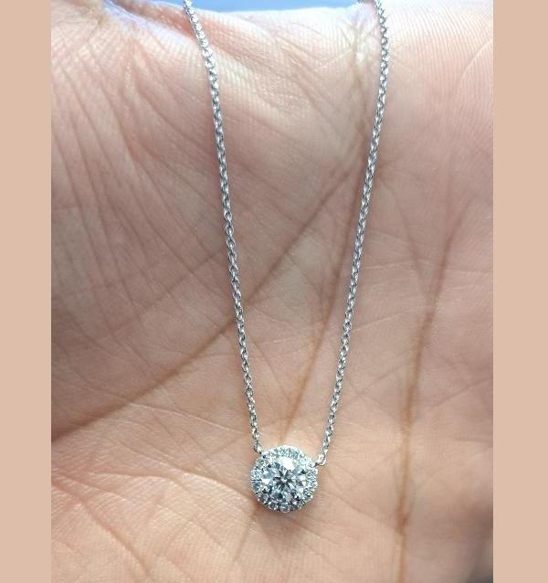 D/VVS Round Diamond Halo Pendant Necklace for Women in 18k Gold - Image 4