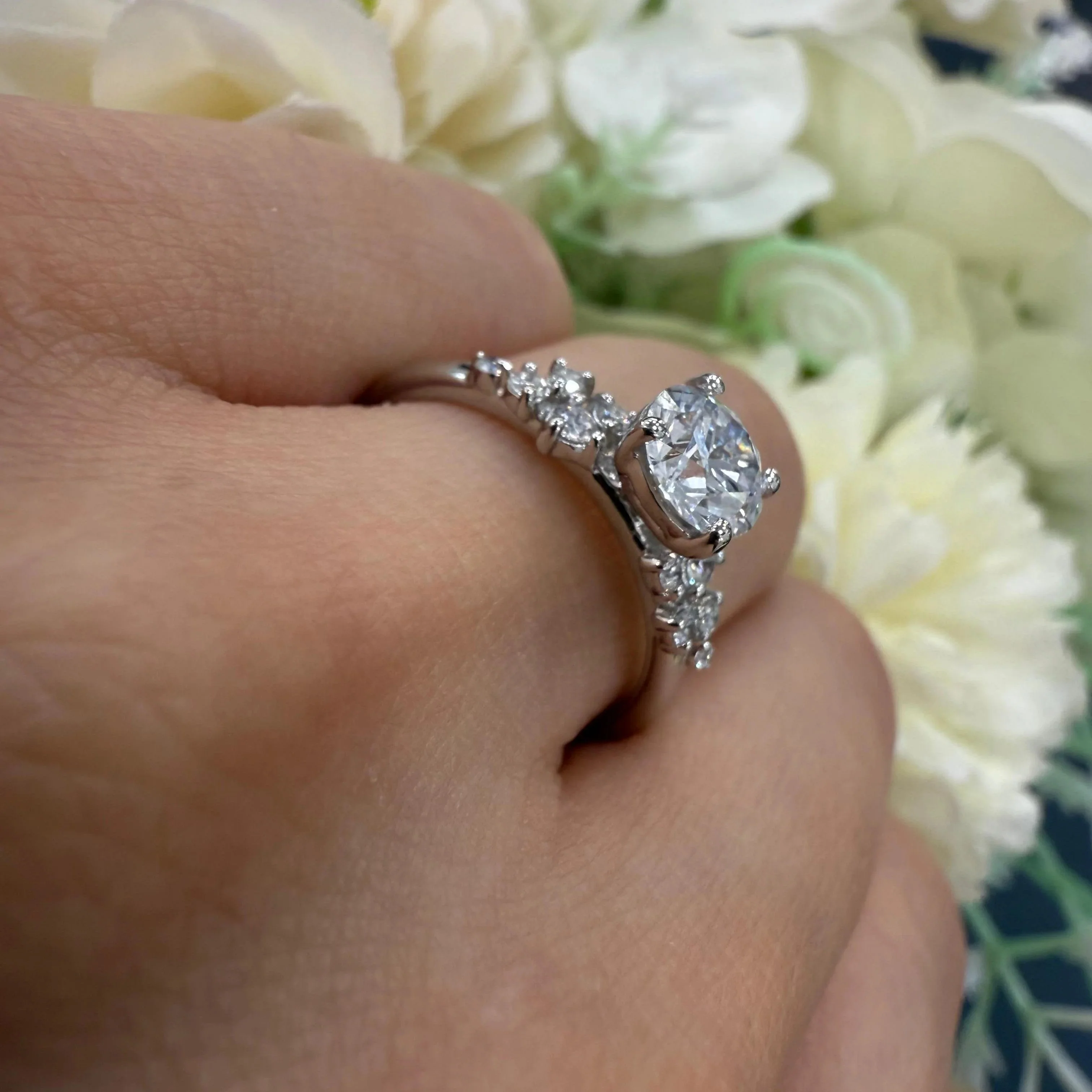 GIA Certified 1.20ct G/VS Natural Round with Side Diamond Engagement Ring In 18k Gold - Image 4