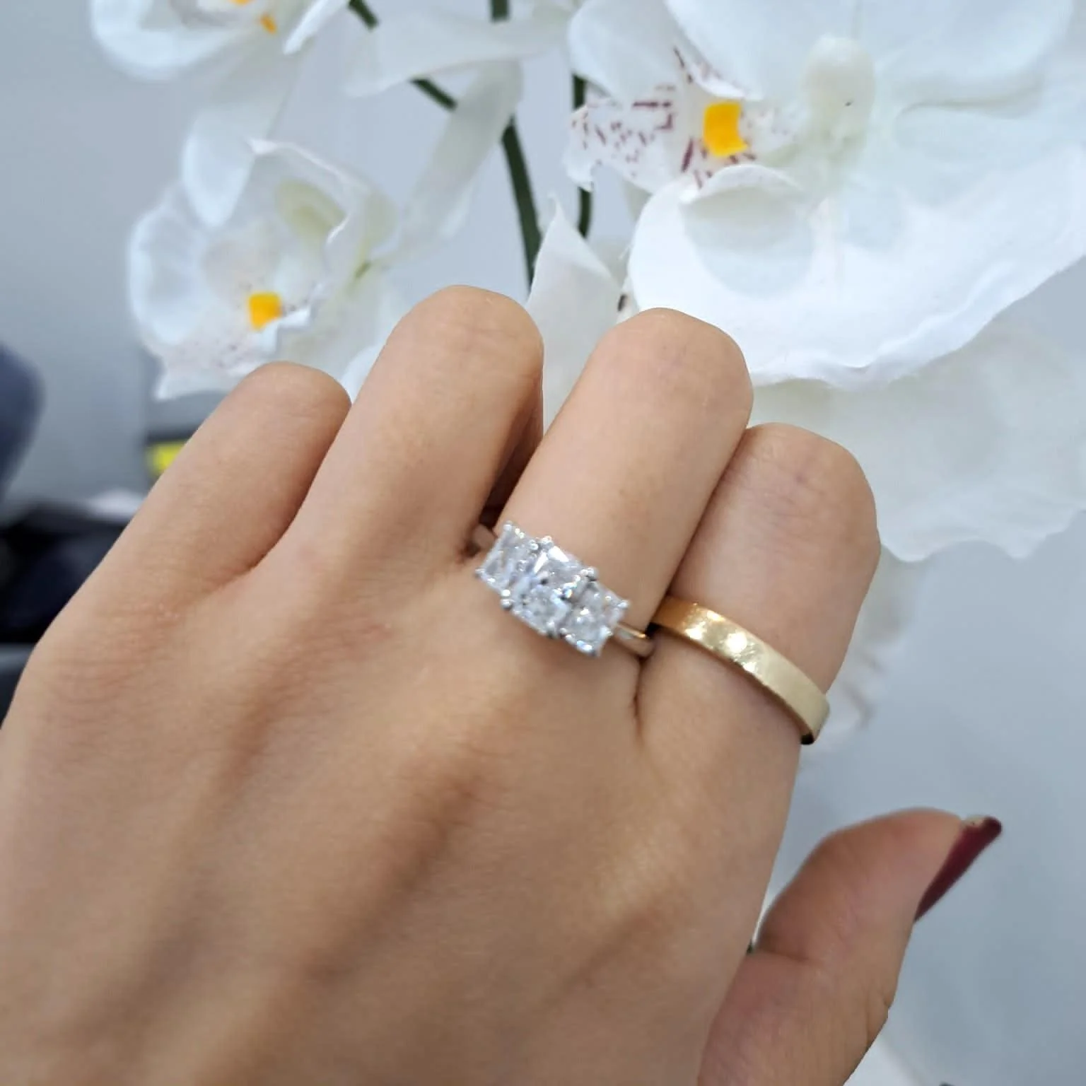 Great Deal..! F/VS 2.00 Ct Radiant Diamond Trilogy Engagement Ring In 18k Gold - Image 2