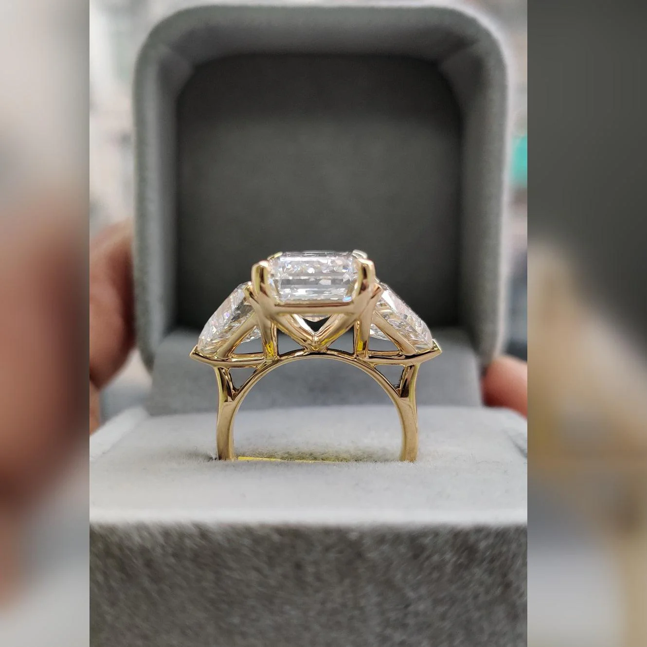 IGI Certified Big Emerald and Trillion Diamond Trilogy Ring 18K Yellow Gold -14.00Carat - Image 3