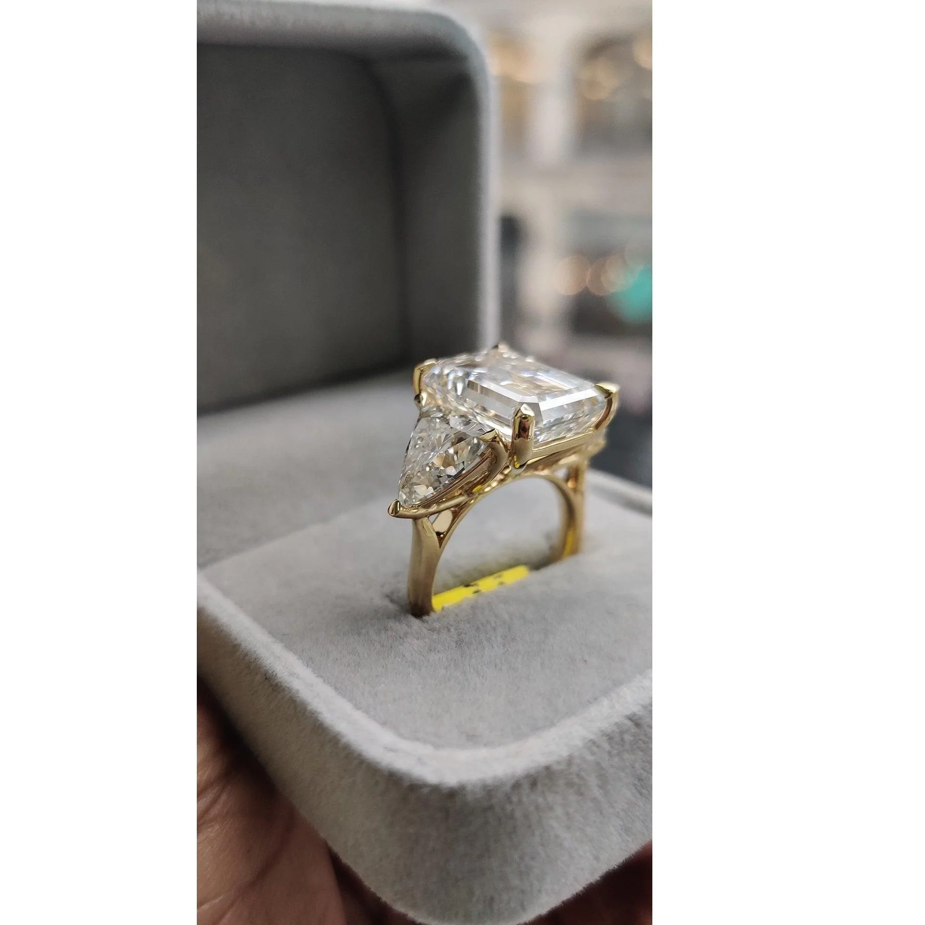 IGI Certified Big Emerald and Trillion Diamond Trilogy Ring 18K Yellow Gold -14.00Carat - Image 4