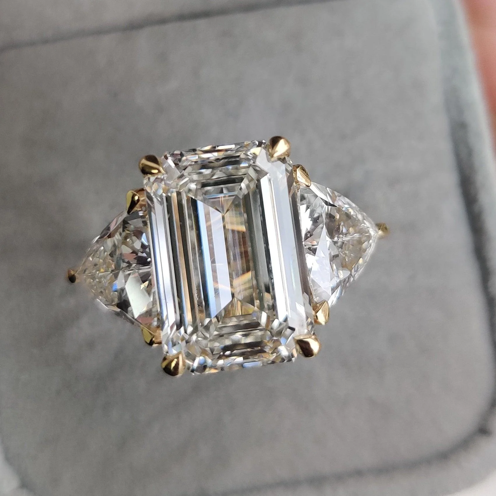 IGI Certified Big Emerald and Trillion Diamond Trilogy Ring 18K Yellow Gold -14.00Carat - Image 6