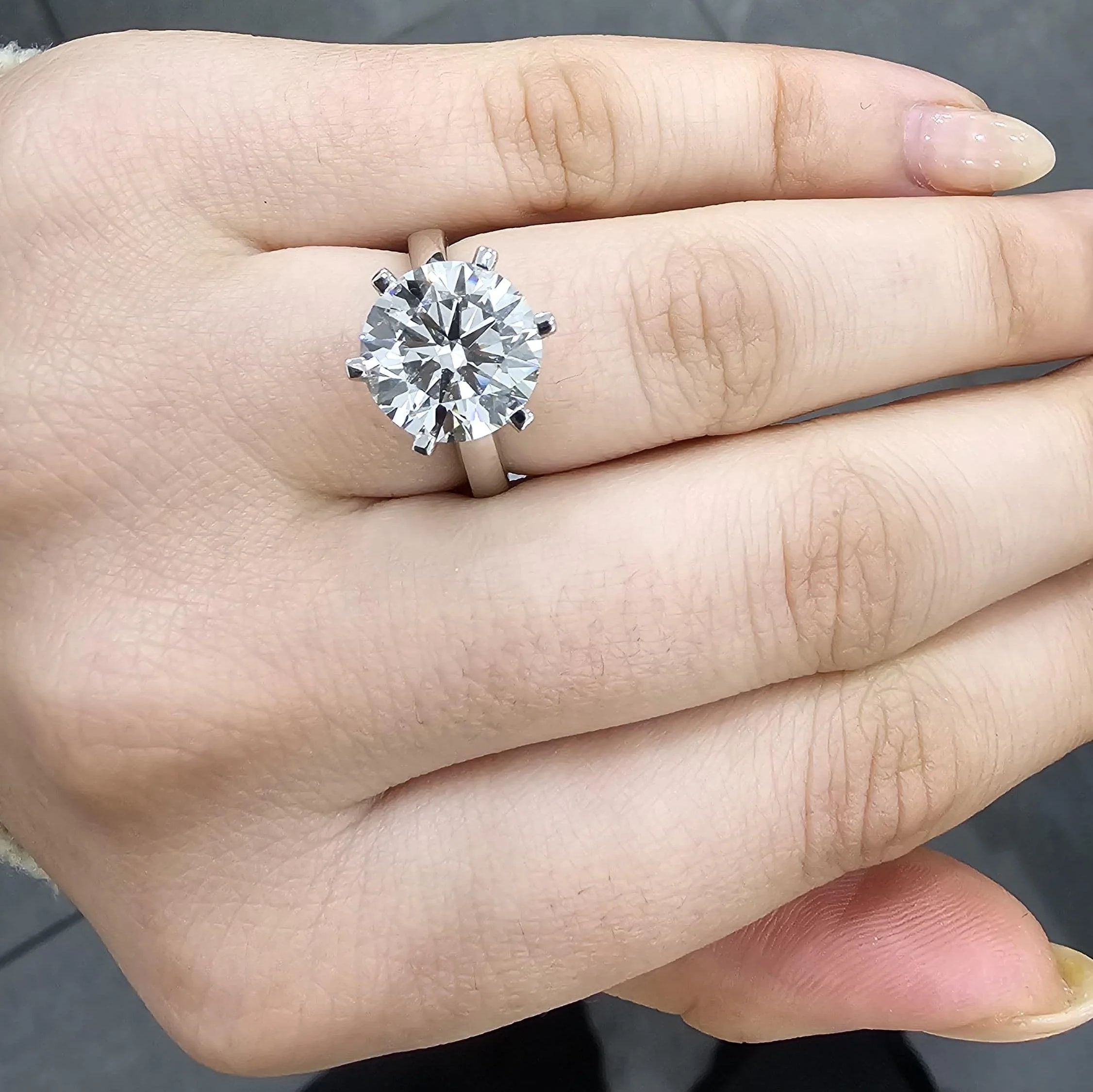 IGI Certified E/VS 4.00Ct Round Diamond Solitaire Engagement Ring in Platinum - Image 3