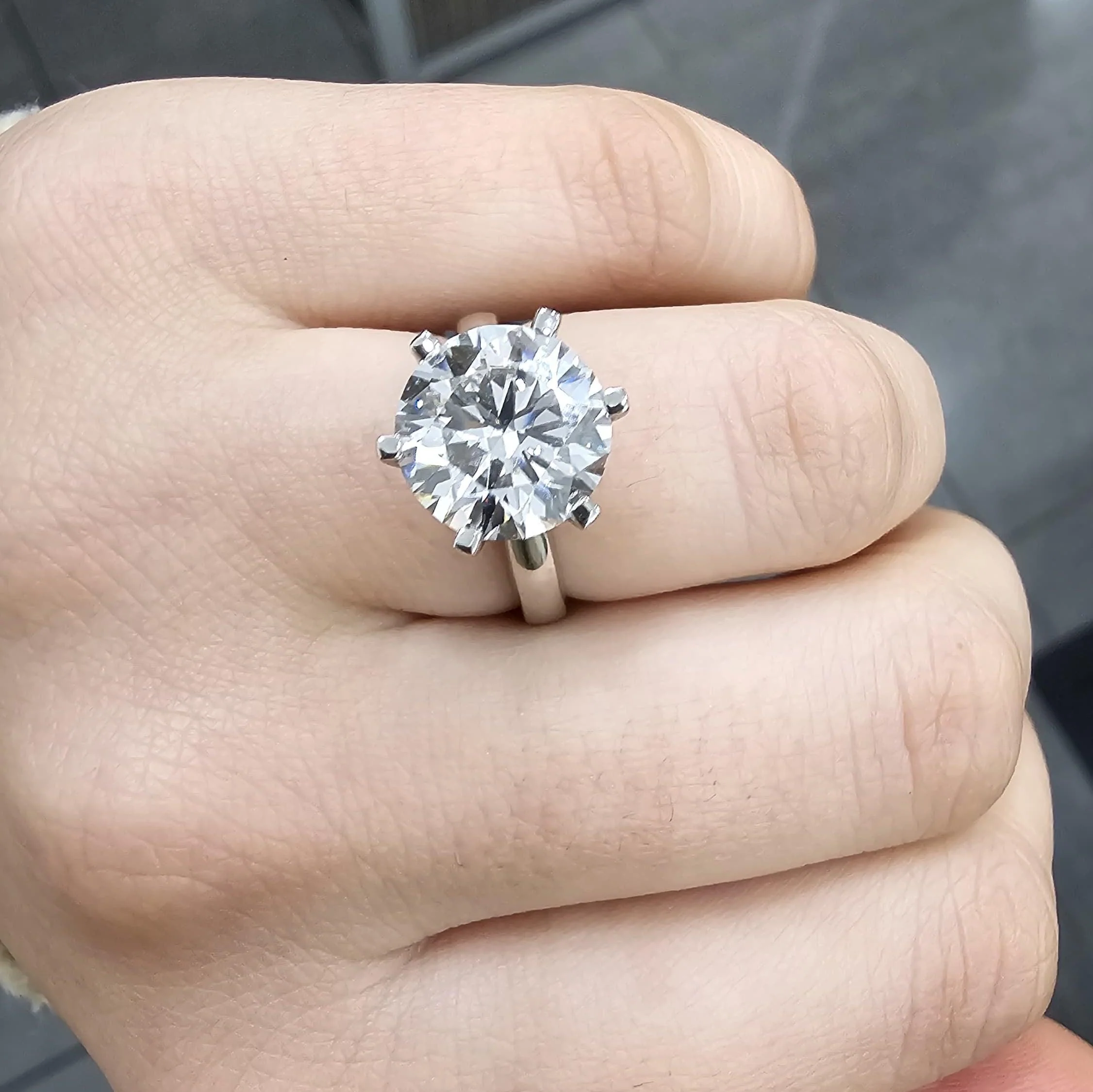IGI Certified E/VS 4.00Ct Round Diamond Solitaire Engagement Ring in Platinum - Image 4