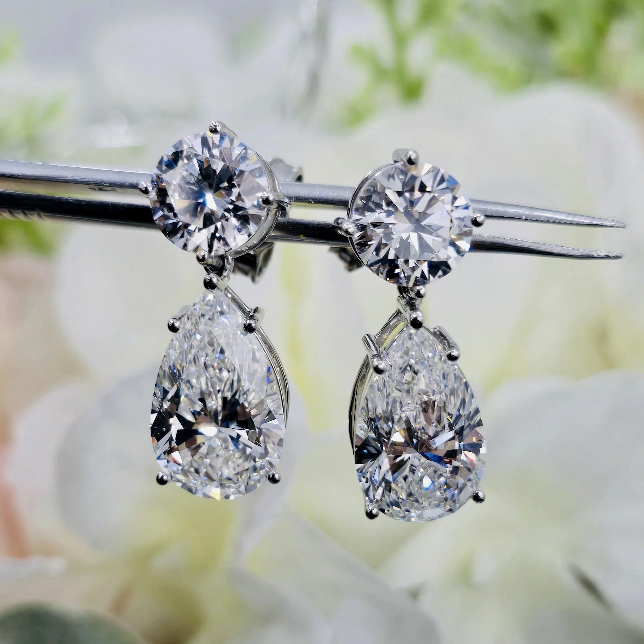 IGI Certified 14.00 Carat Pear & Round Diamond Drop and Dangle Earrings in Platinum - Image 7