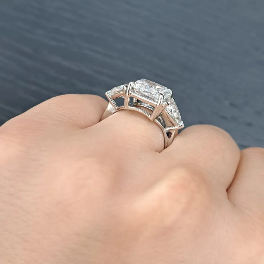 Clearance E/VS 6.00Ct IGI Certified Radiant Cut Diamond Trilogy Ring In Platinum - Image 4