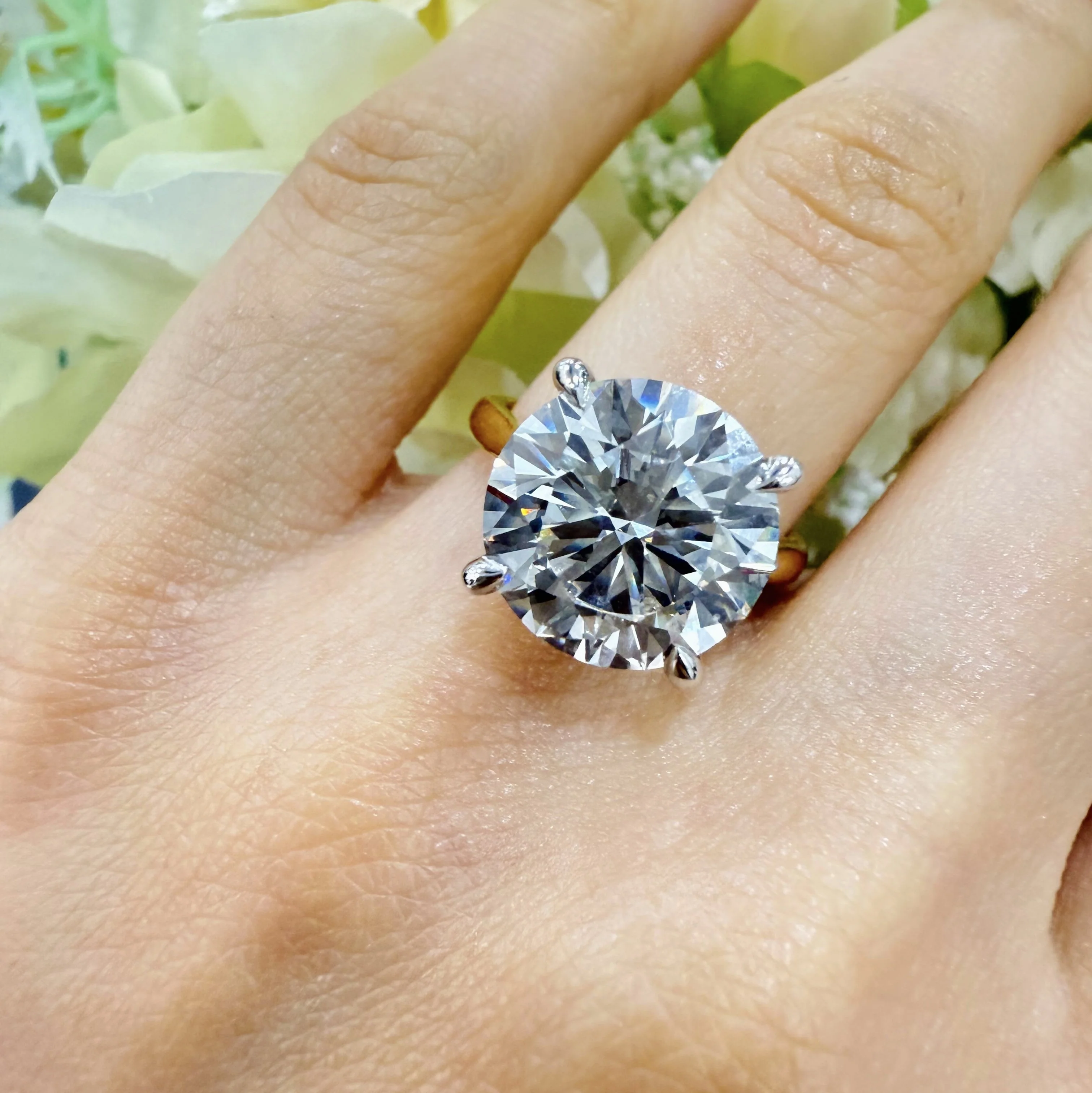 IGI 6.42Ct Lab Grown Round Diamond Solitaire Engagement Ring in 18k Gold - Image 5