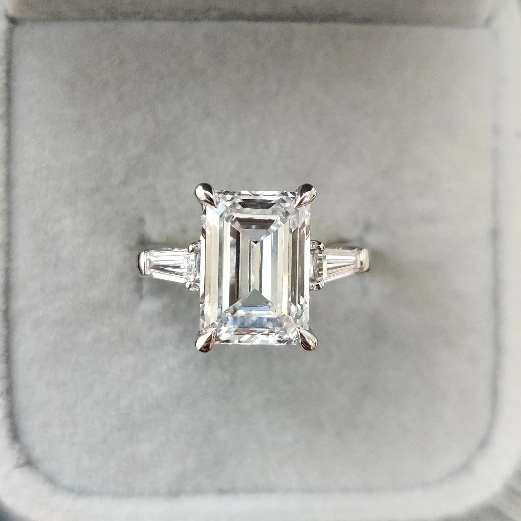 7.00Ct Emerald & Side Lab Diamond Trilogy Ring Platinum - Image 3