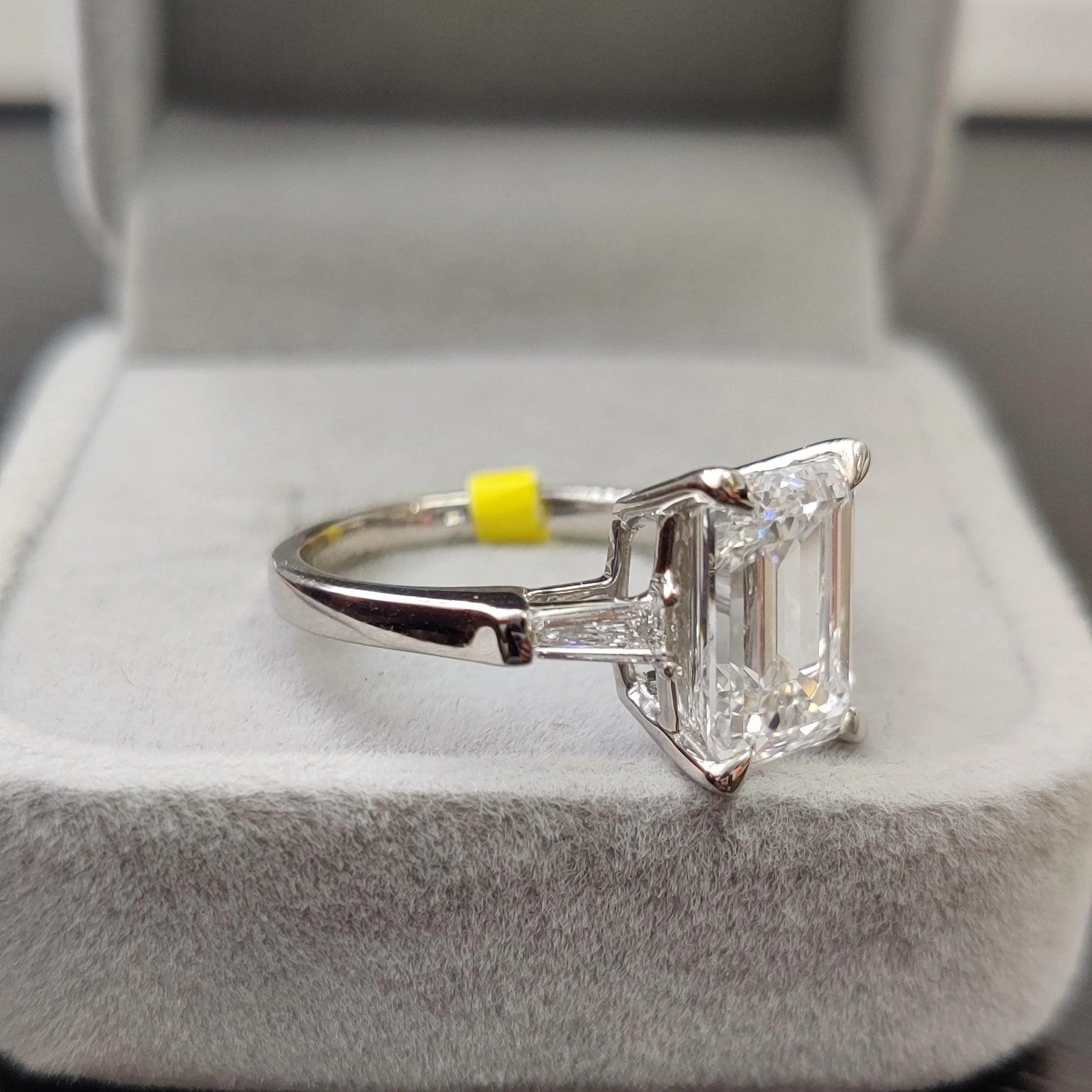7.00Ct Emerald & Side Lab Diamond Trilogy Ring Platinum - Image 4