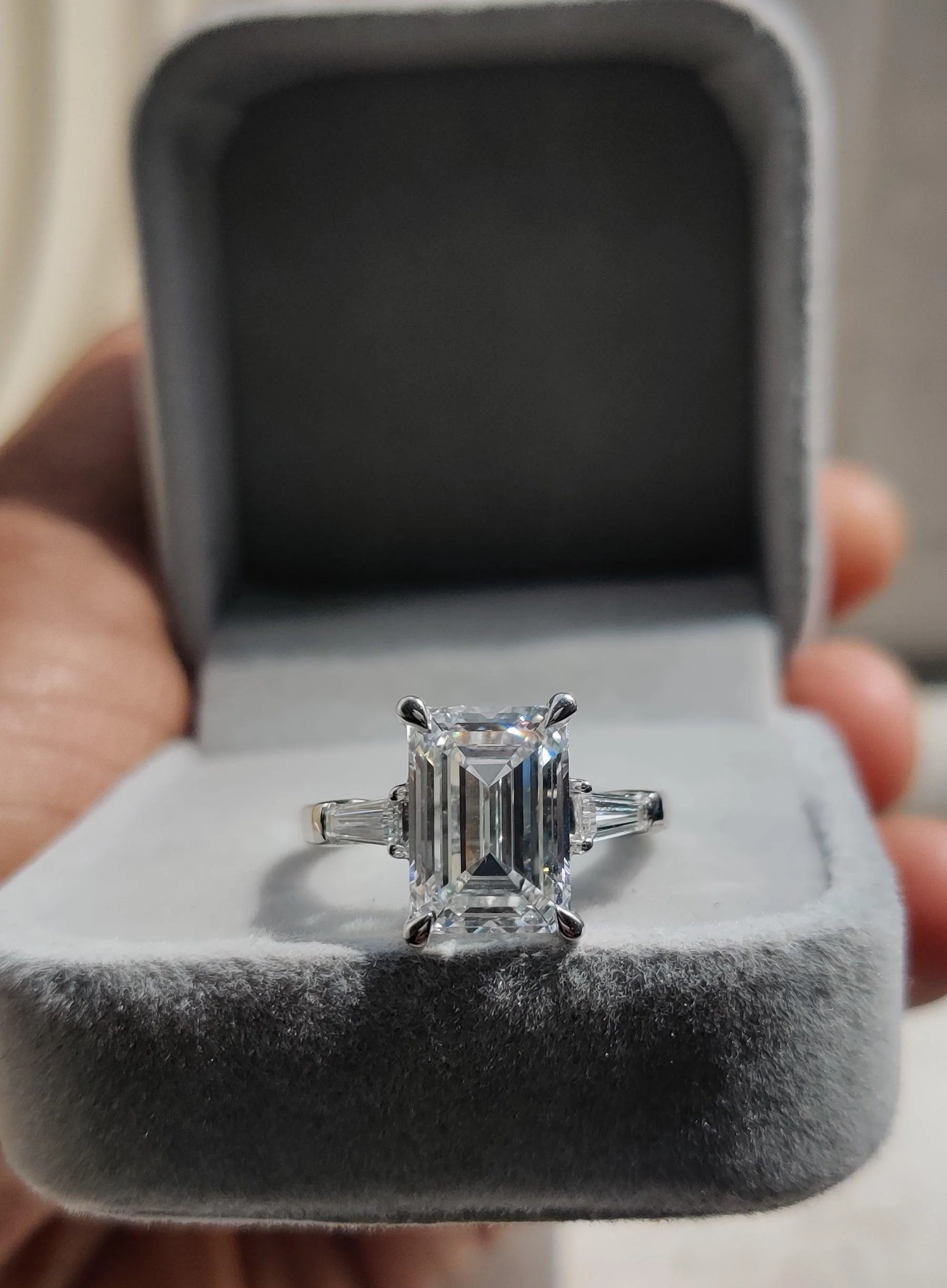 7.00Ct Emerald & Side Lab Diamond Trilogy Ring Platinum - Image 5
