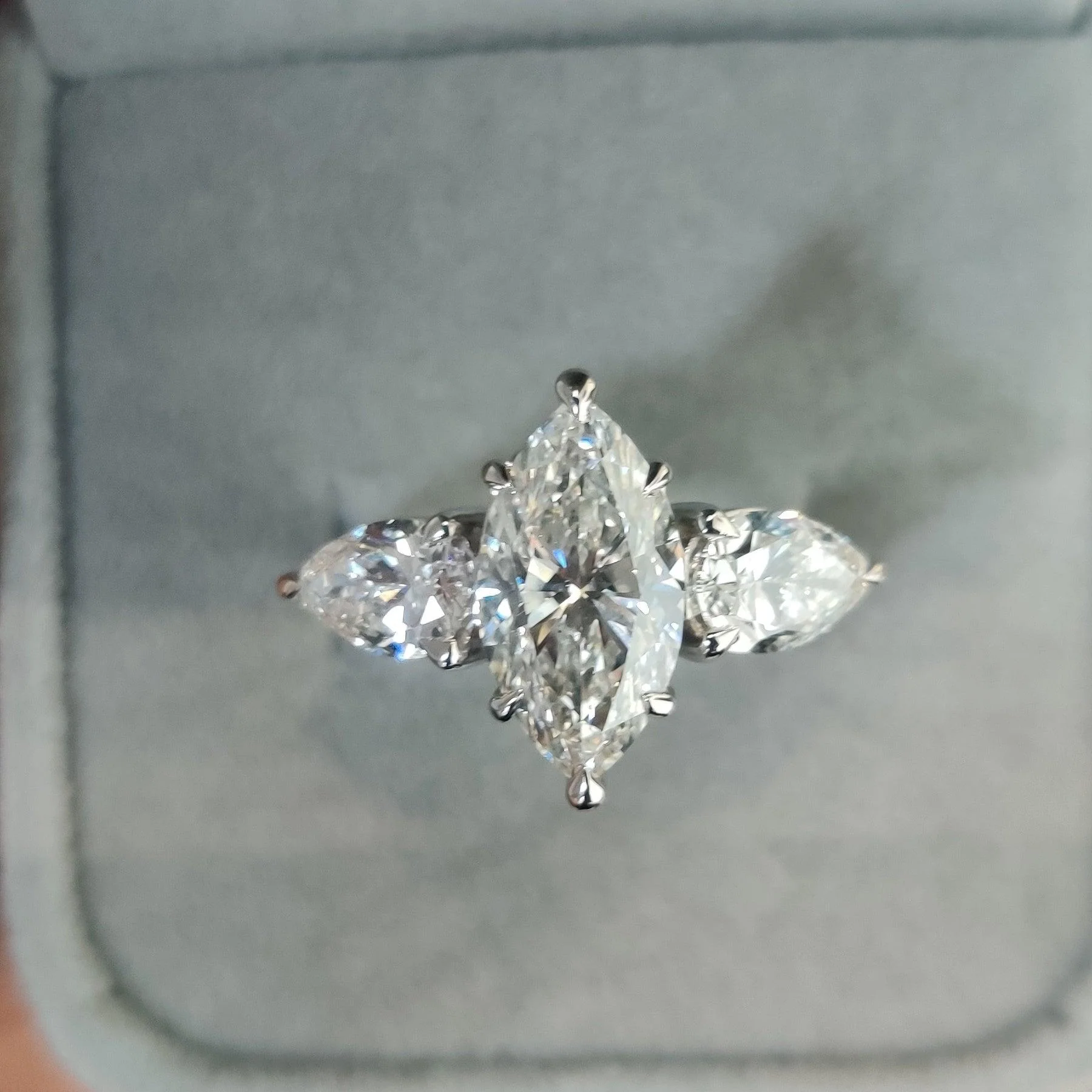 Clearance ! Best Quality 4.50Ct Marquise & Side Diamond Trilogy Ring Platinum - Image 2