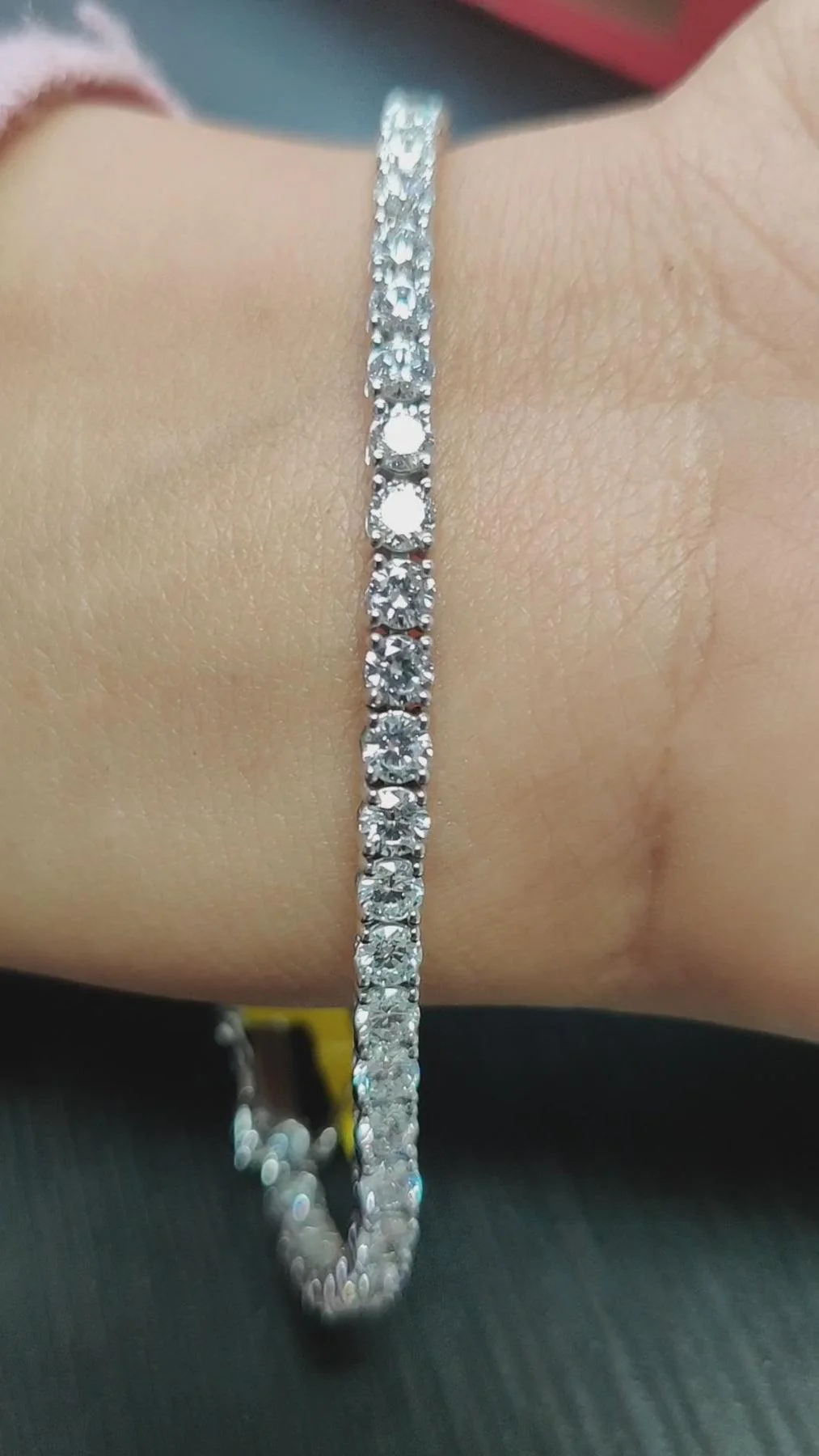 D/VVS 8.00 ct Lab Diamond Claw Set Tennis Bracelet in 9k Gold 7in - Image 3