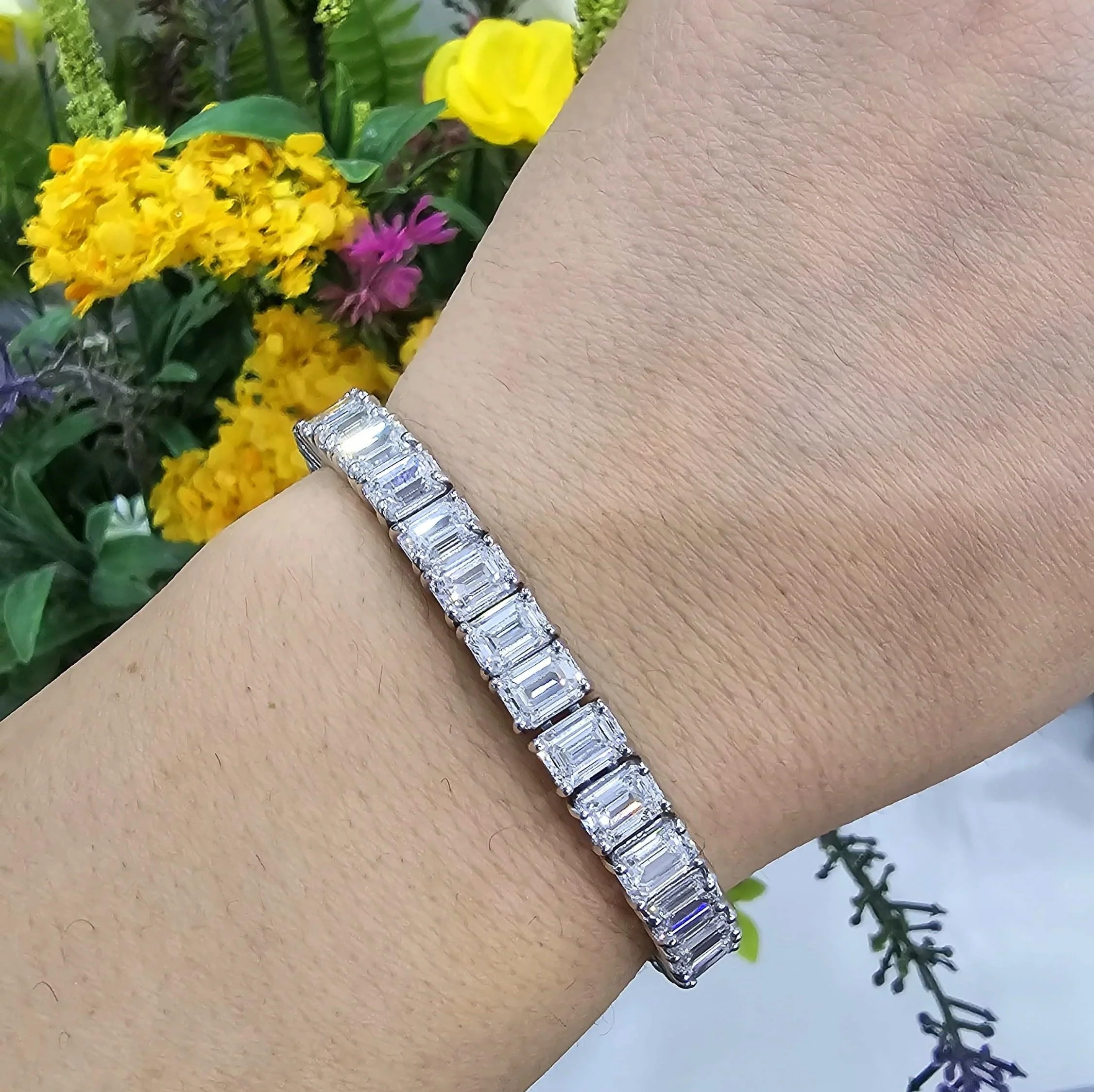 D/VS 27.50 Carat Emerald Cut Lab Diamond Tennis Bracelet In Platinum - Image 3
