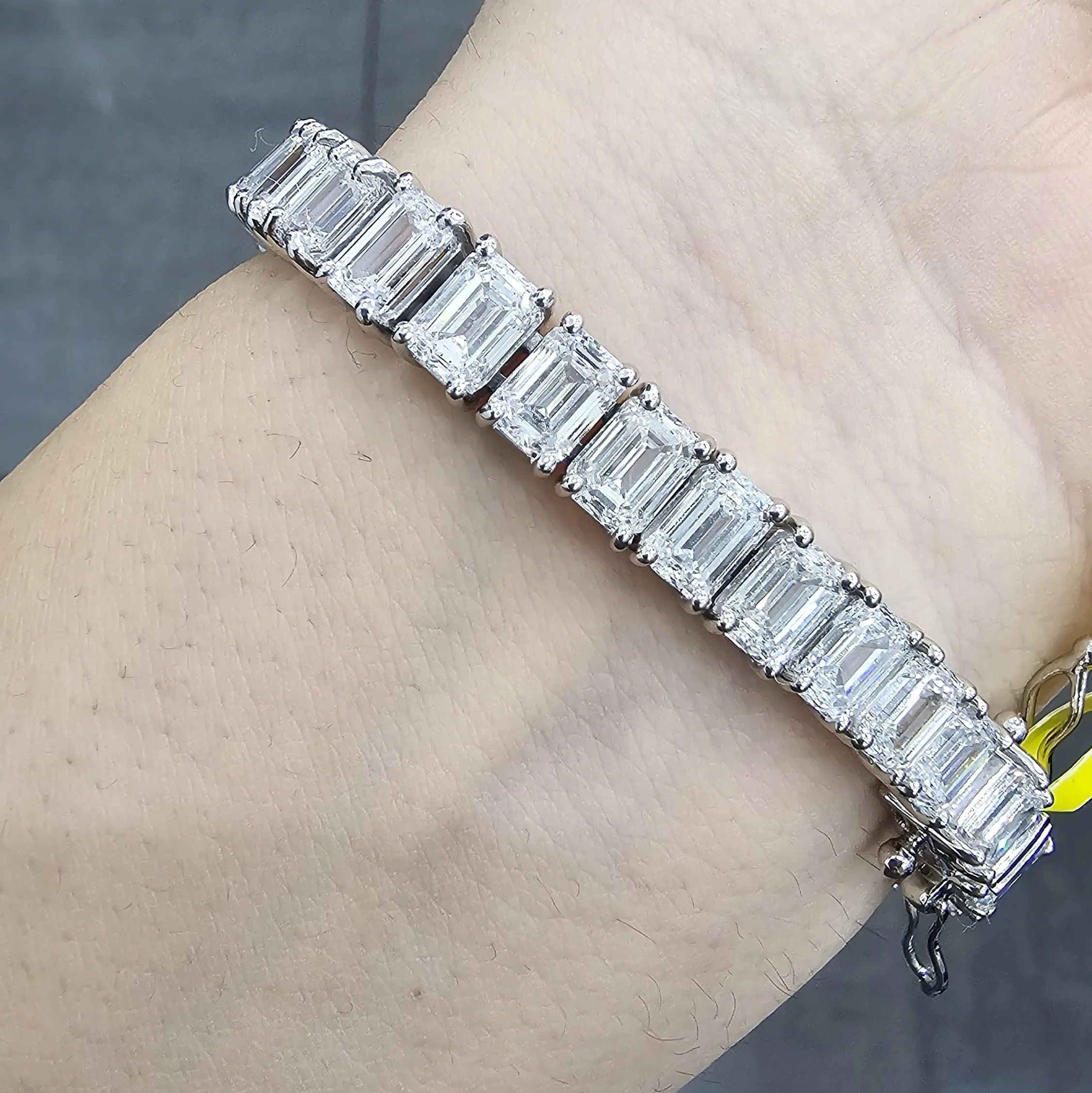 D/VS 27.50 Carat Emerald Cut Lab Diamond Tennis Bracelet In Platinum - Image 4