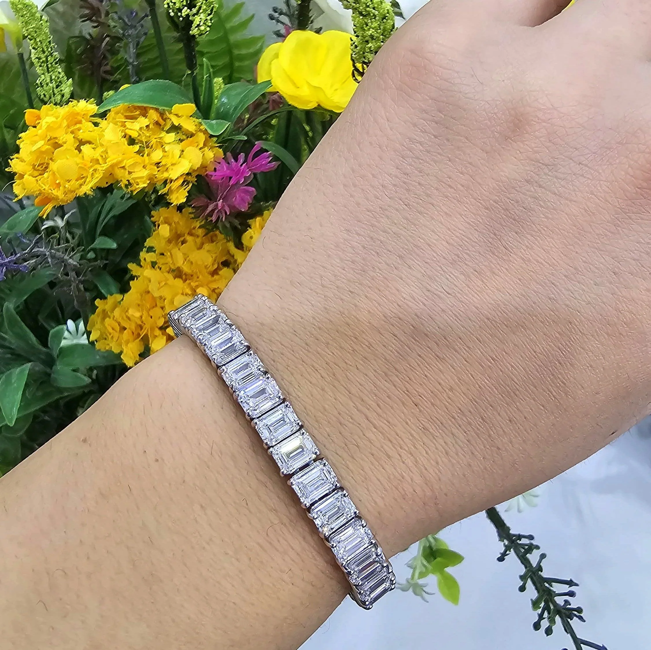 D/VS 27.50 Carat Emerald Cut Lab Diamond Tennis Bracelet In Platinum - Image 5