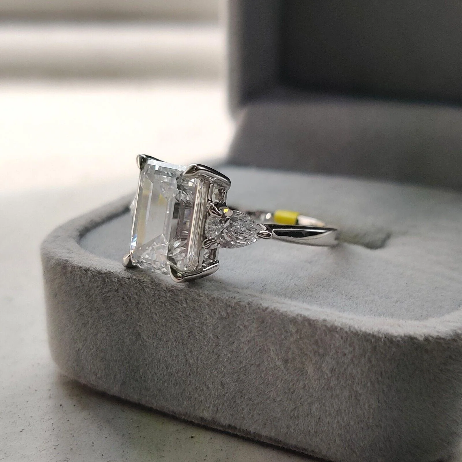 Special Offer ! F/VS 4.50Ct - 5.50 Ct Emerald & Side Pear Diamond Trilogy Ring Platinum - Image 2