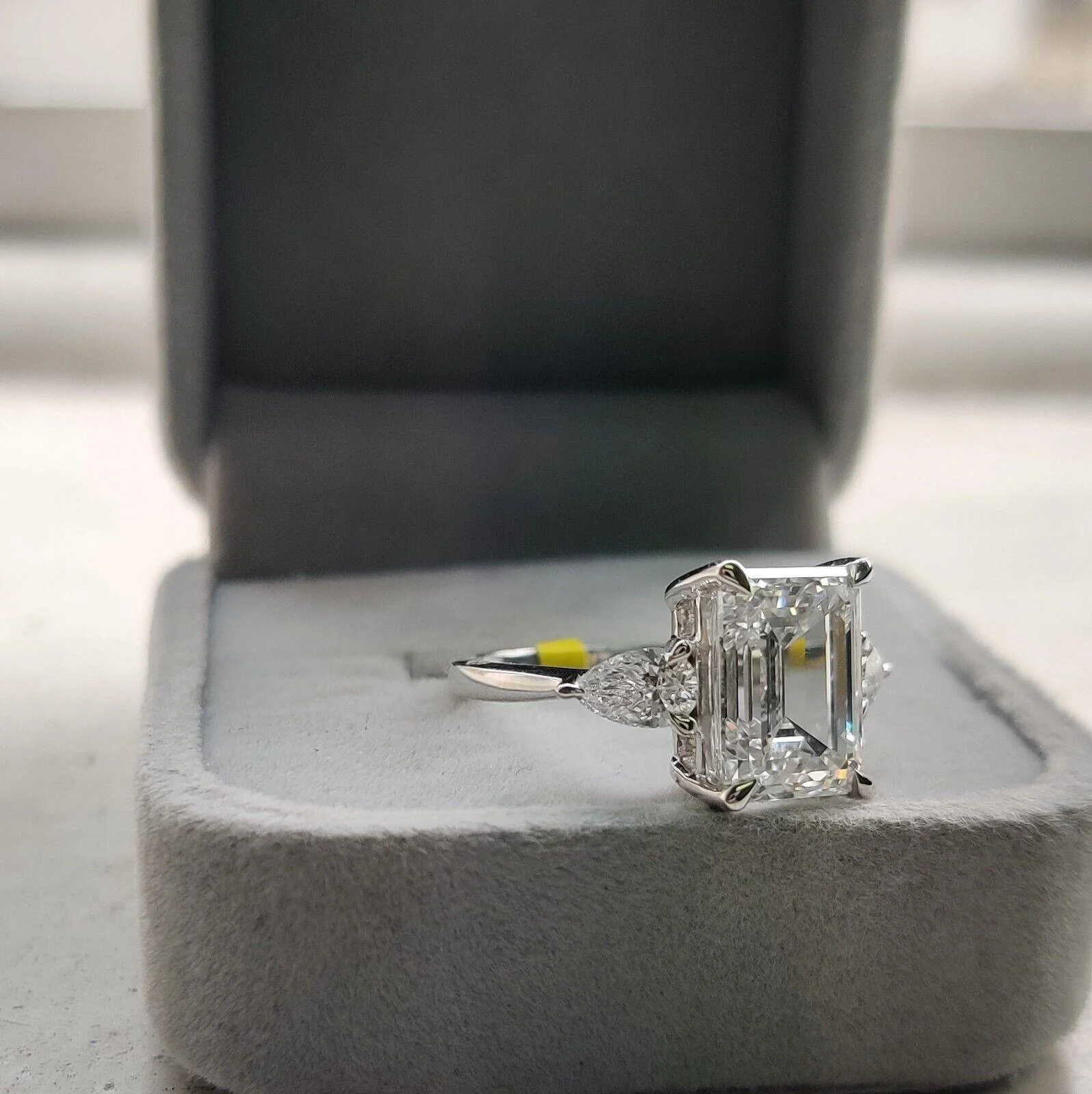 Special Offer ! F/VS 4.50Ct - 5.50 Ct Emerald & Side Pear Diamond Trilogy Ring Platinum - Image 3