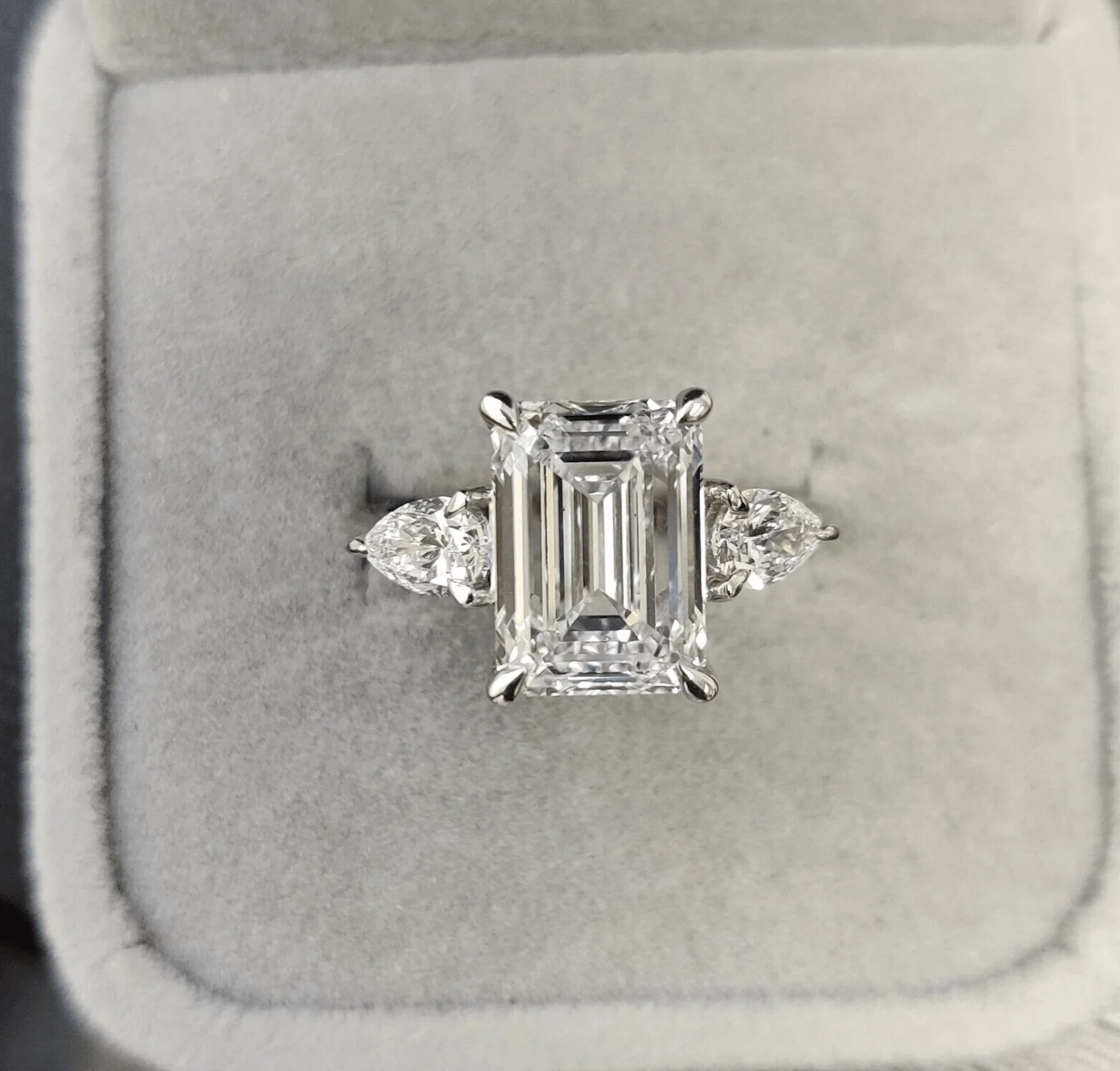 Special Offer ! F/VS 4.50Ct - 5.50 Ct Emerald & Side Pear Diamond Trilogy Ring Platinum - Image 4