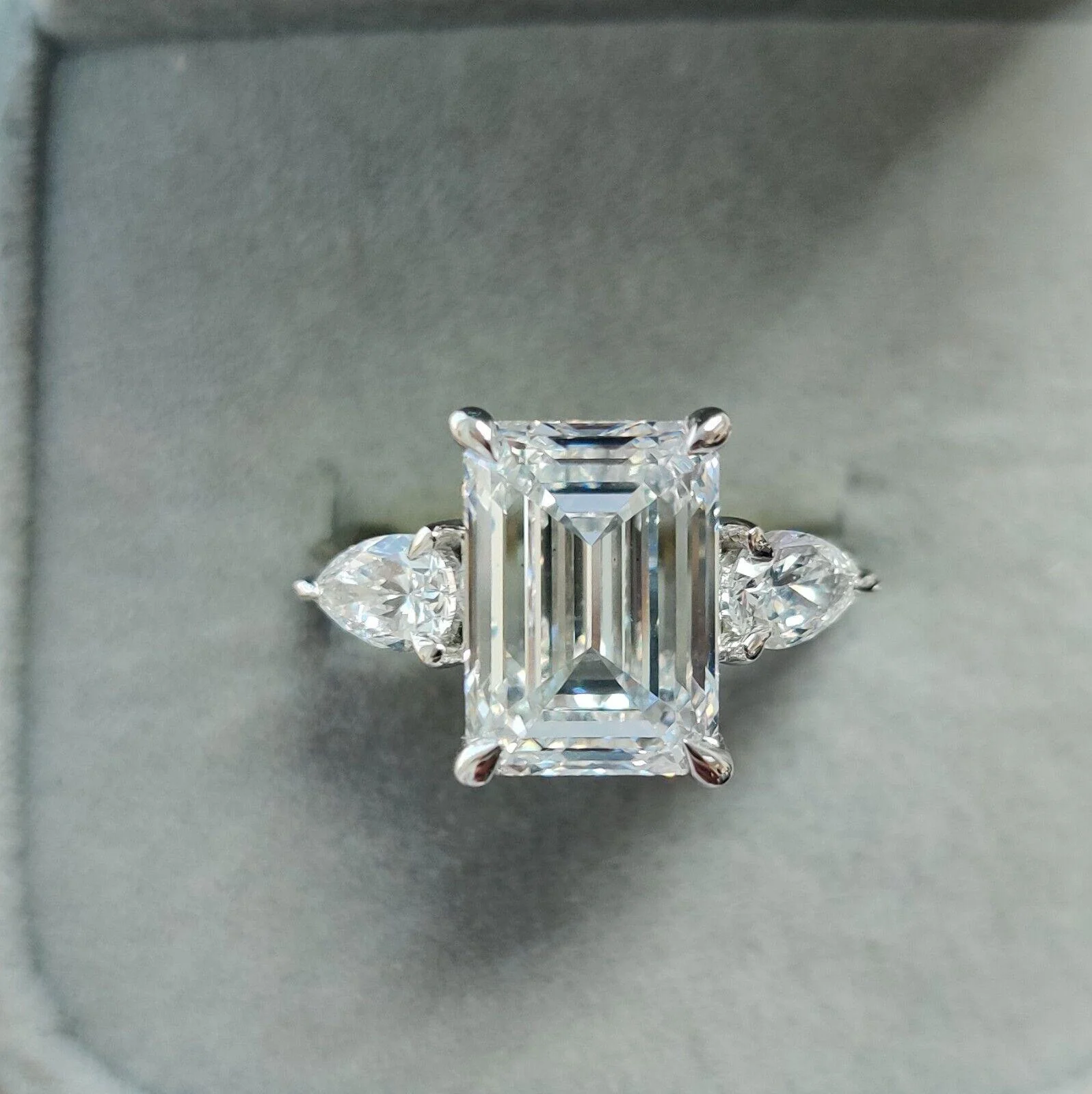 Special Offer ! F/VS 4.50Ct - 5.50 Ct Emerald & Side Pear Diamond Trilogy Ring Platinum - Image 5
