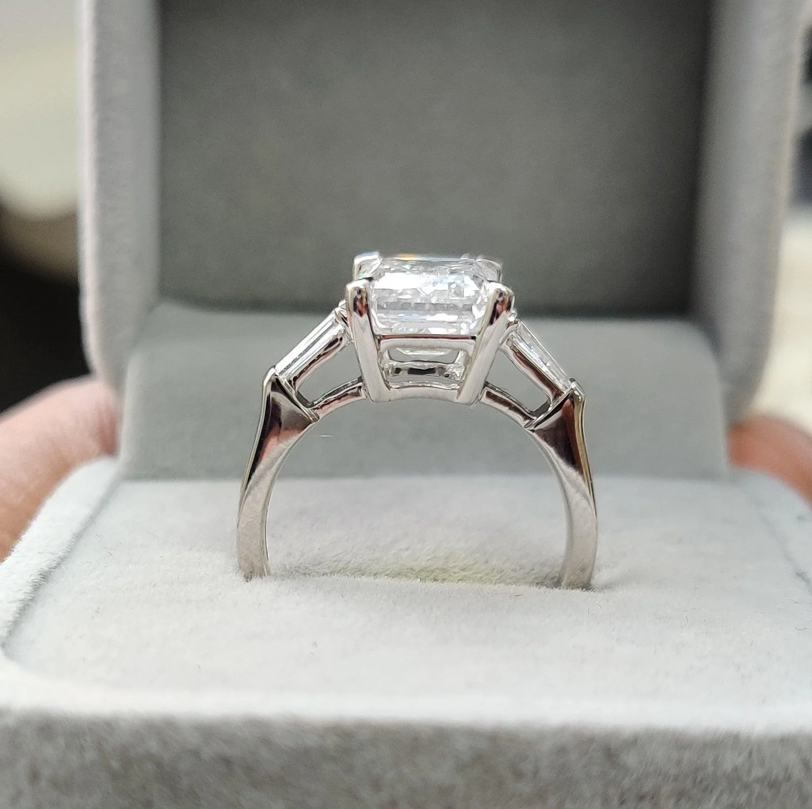 Clearance Sale ! IGI Certified Emerald & Side Lab Diamond Trilogy Ring Platinum 5.50ct - Image 3