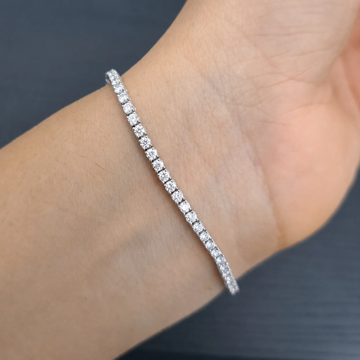 2.00ct D/VS Lab Round Diamond Claw Set Tennis Bracelet in 18k Gold