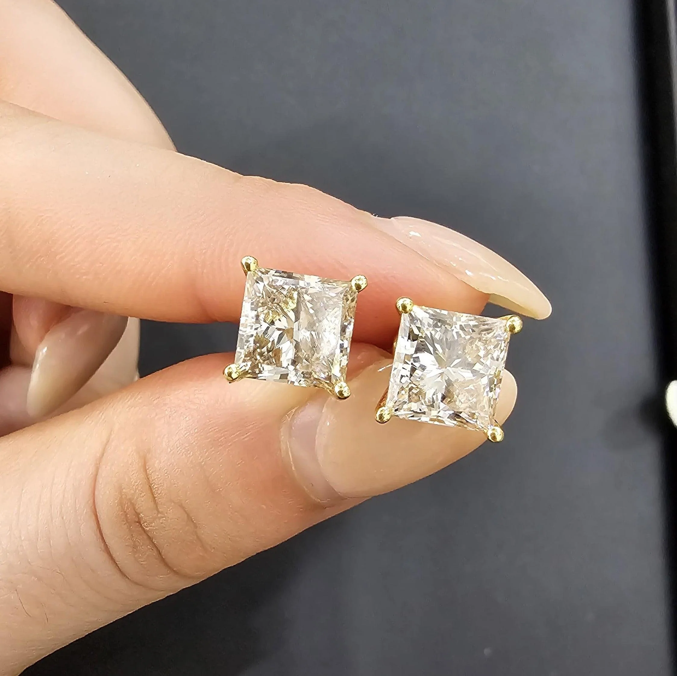 Special Offer..!! VVS Champagne Princess Cut Diamond Stud Earrings, 5.50 Carat - 18k Yellow Gold - Image 3